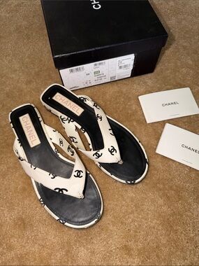 ICONIC CHANEL CC LOGO THONG SANDALS FLIP FLOPS SS 22 Cruise Blazy
